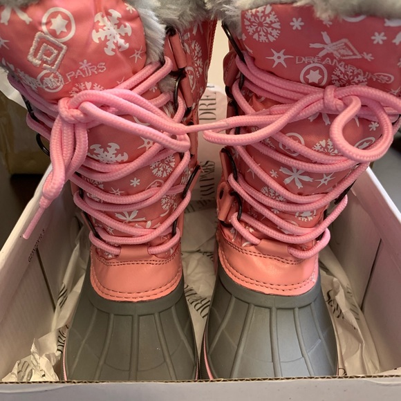 New in box pink snow boots little kids size 10 with faux fur lining - Picture 3 of 16
